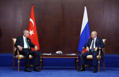 Turska je članica NATO-a i vječni kandidat za EU. Zašto onda Erdogan sjedi s Putinom, i kakav plan ima za svoju zemlju