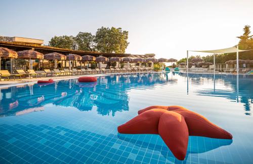 Godišnji odmor u hotelu, bez kuhanja i pospremanja? Evo kako otkriti skrivene ponude na hrvatskoj obali i dobiti popust